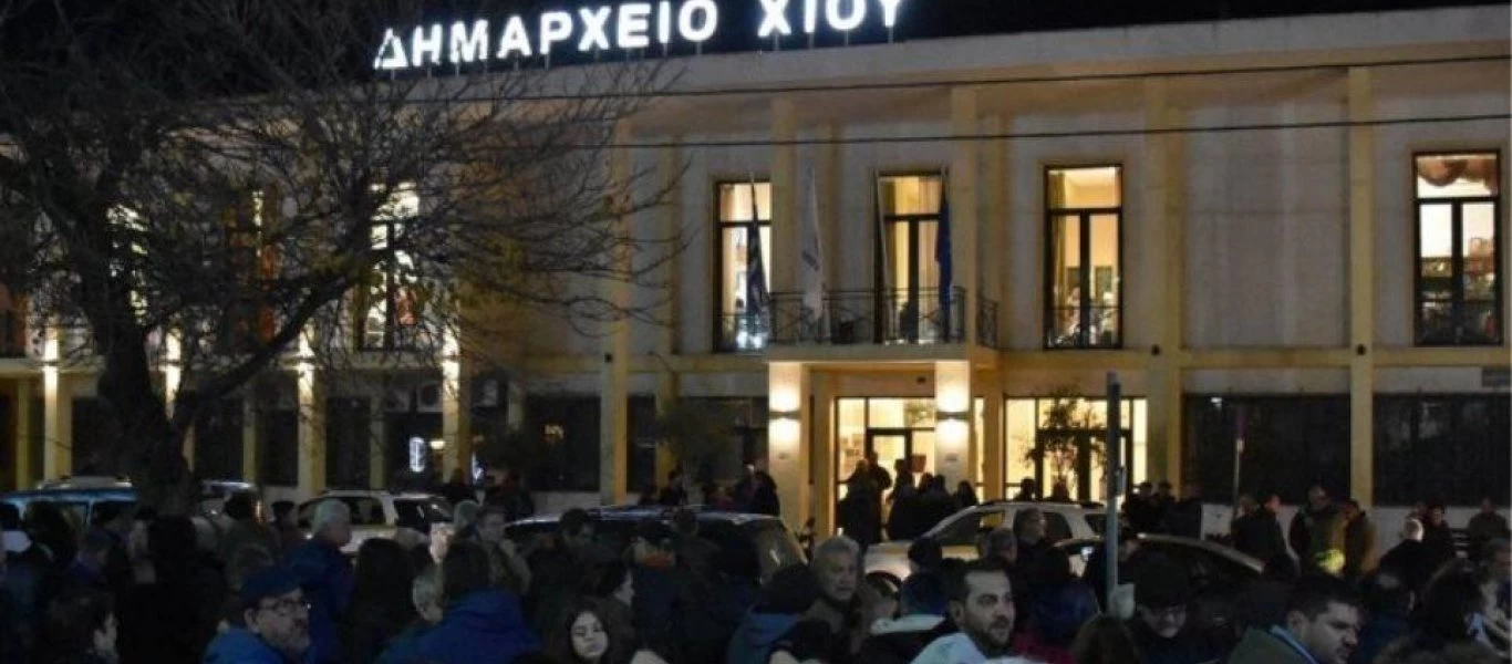 Στην Εισαγγελία Πρωτοδικών Χίου οι δύο συλληφθέντες για τα επεισόδια έξω από το δημαρχείο